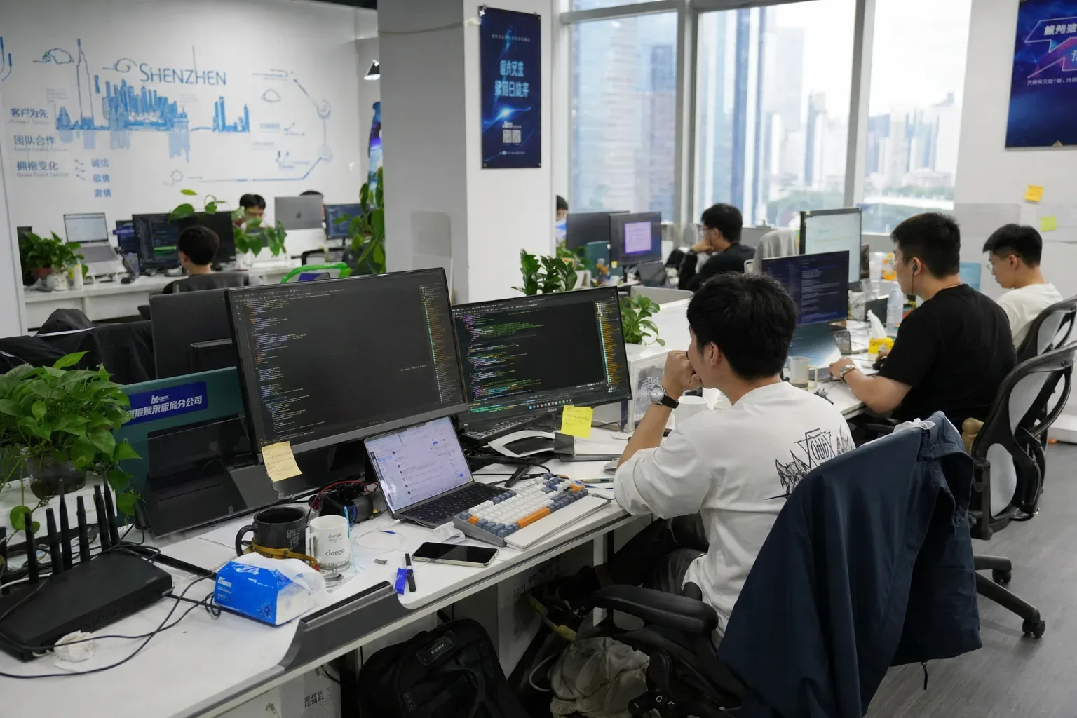 红数科技开发团队在深圳办公区进行编码开发