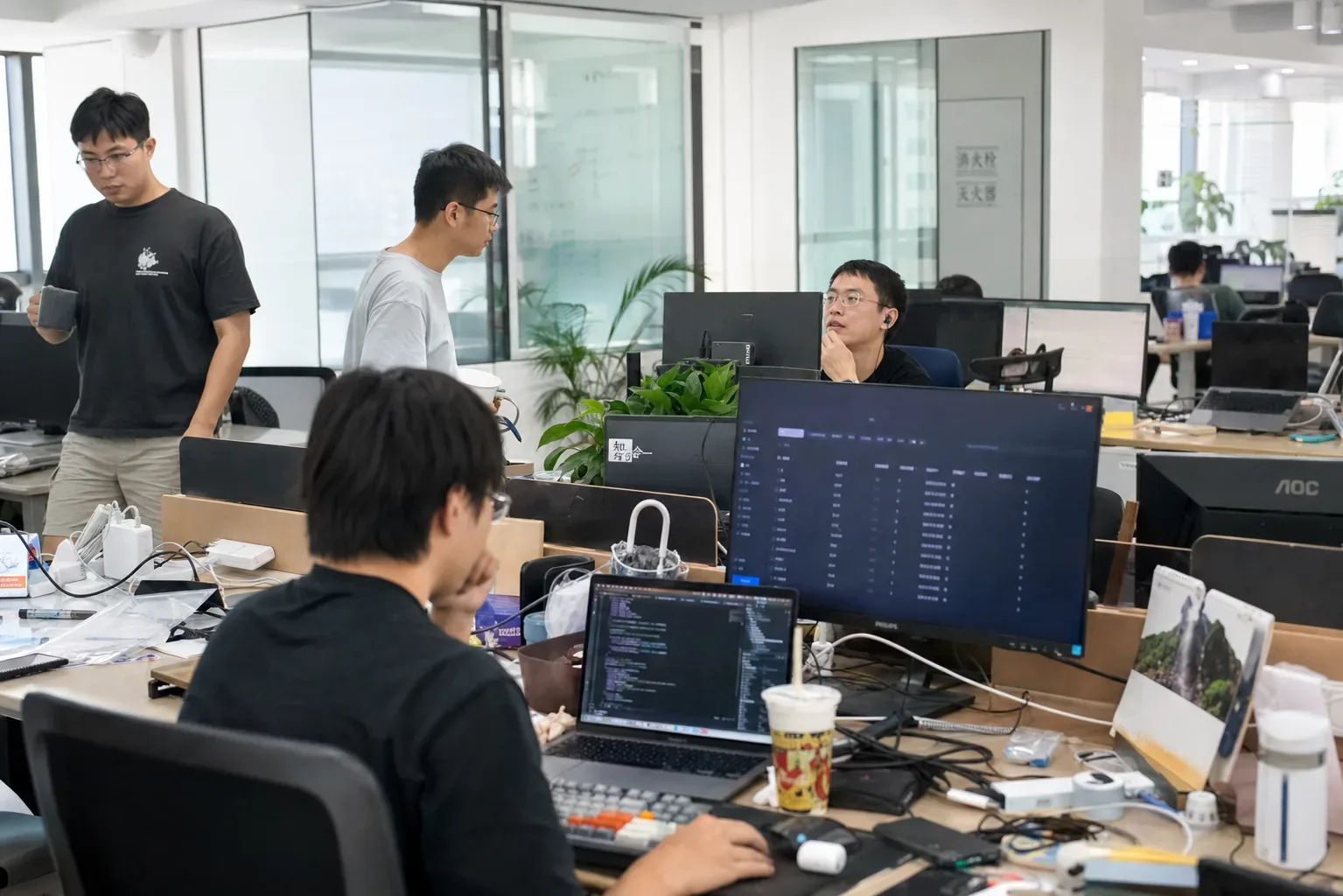 红数科技成员在办公现场进行问题沟通